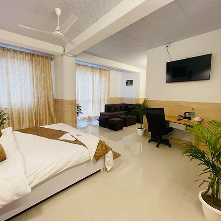 Hotel Relax In - Noida Sector 18 Exteriör bild