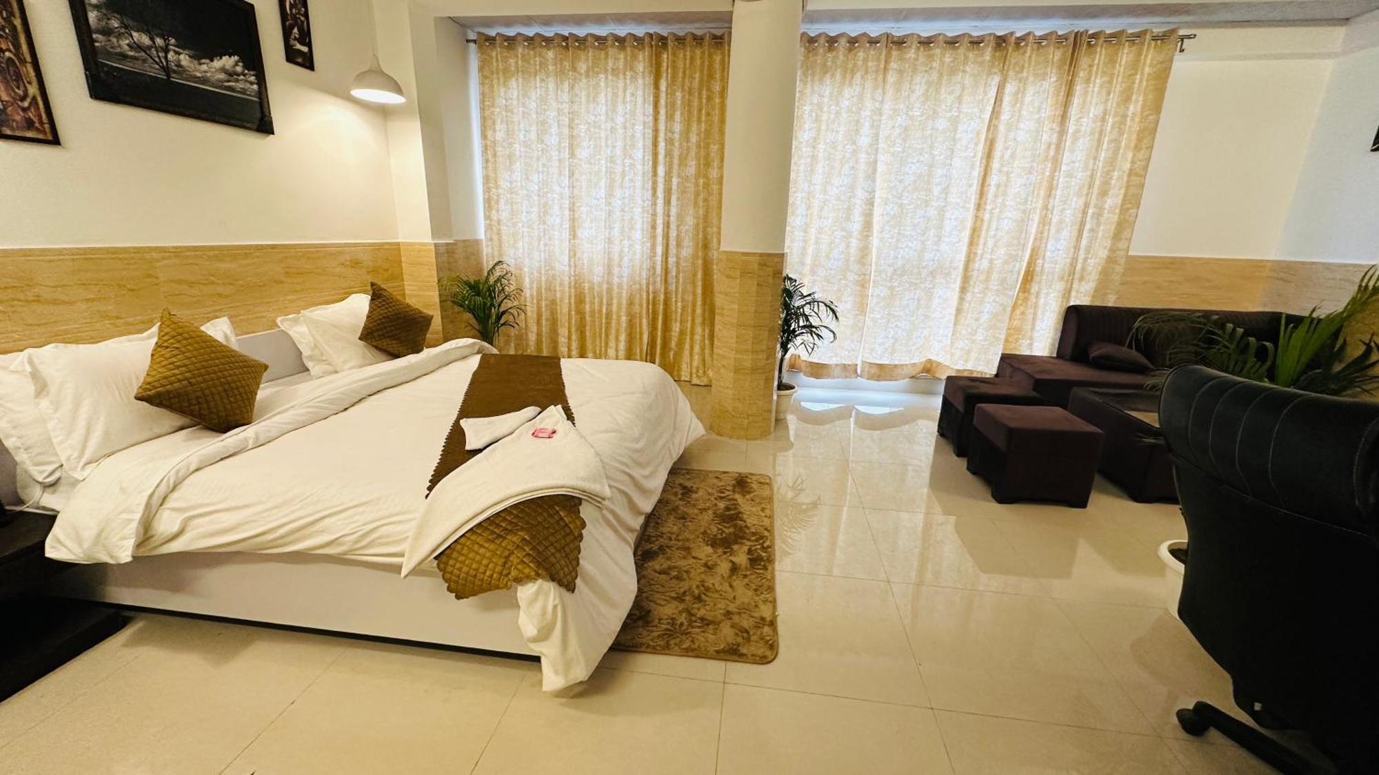 Hotel Relax In - Noida Sector 18 Exteriör bild