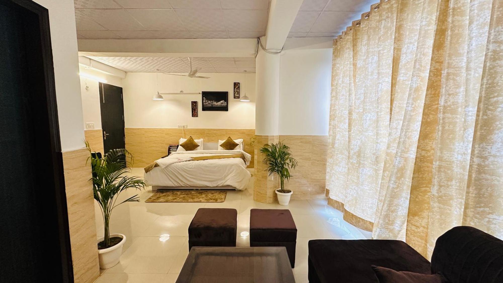 Hotel Relax In - Noida Sector 18 Exteriör bild